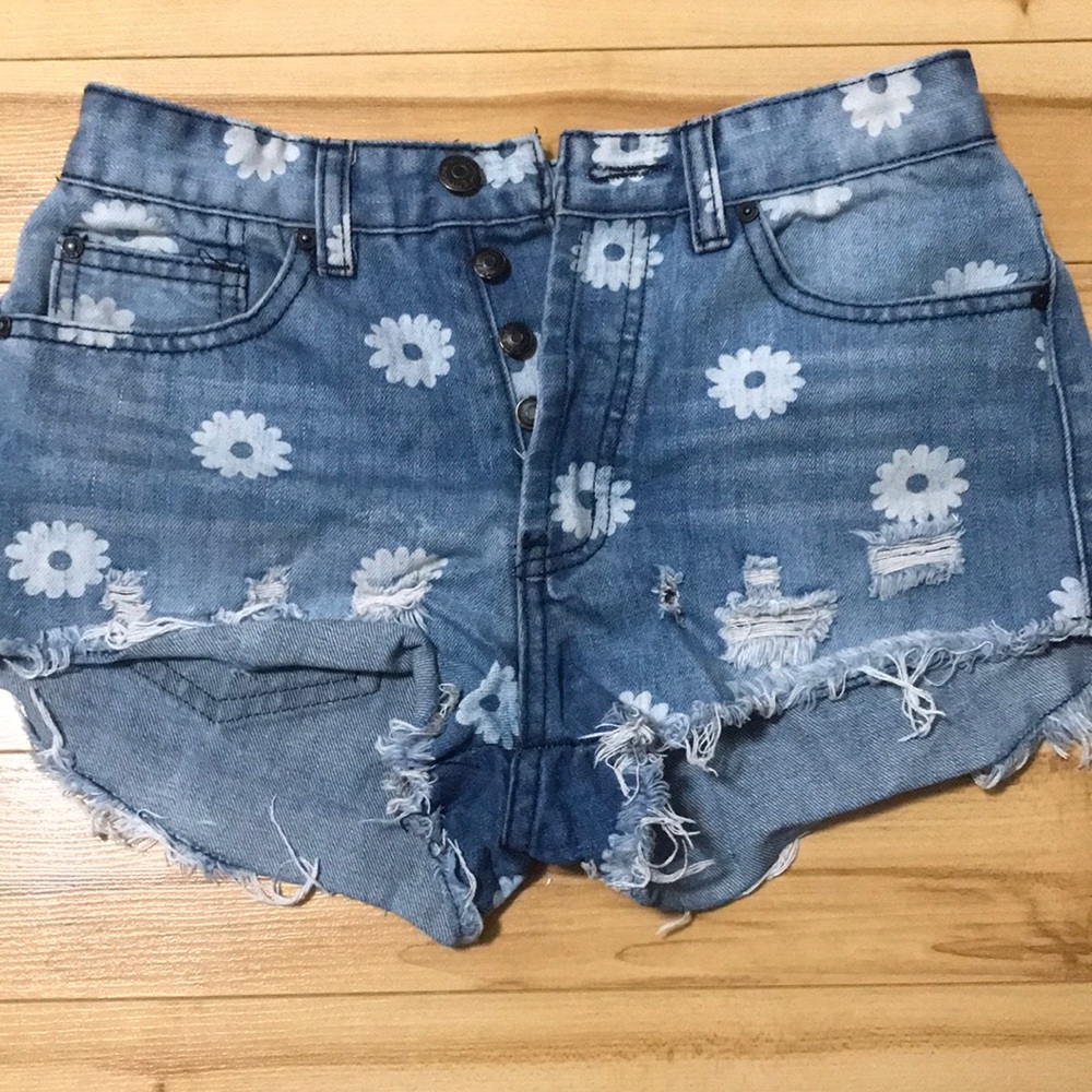 Ardene Daisy High Rise Jean Shorts Size 1
